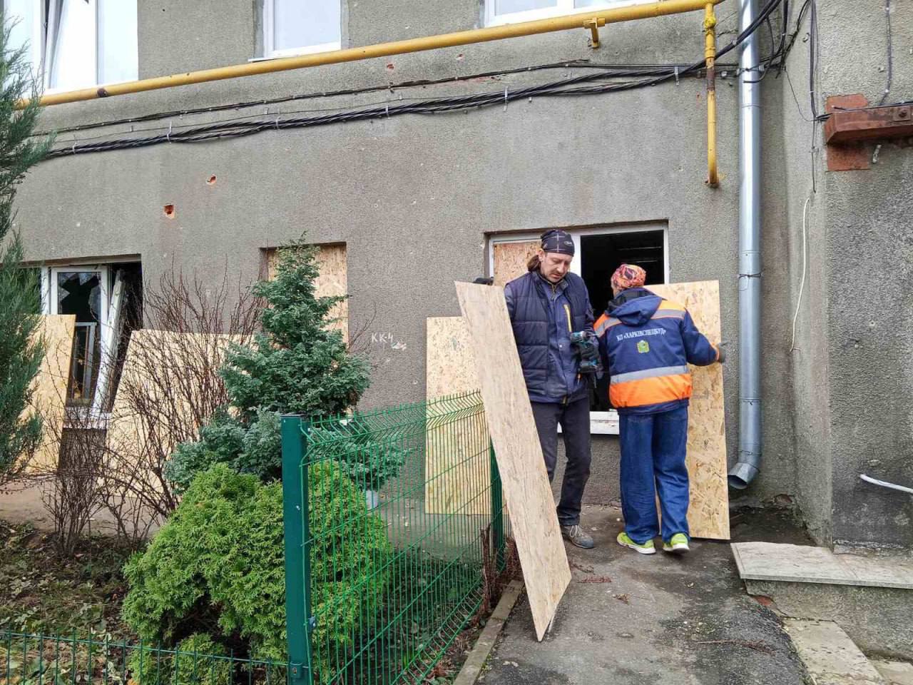 Відновили маже тисячу «квадратів» віконних контурів за тиждень комунальники: Новини Харкова