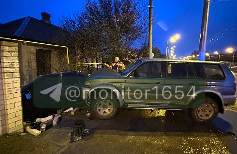 Розбив BMW та зніс огорожу будинку некерований позашляховик: Новини Харкова