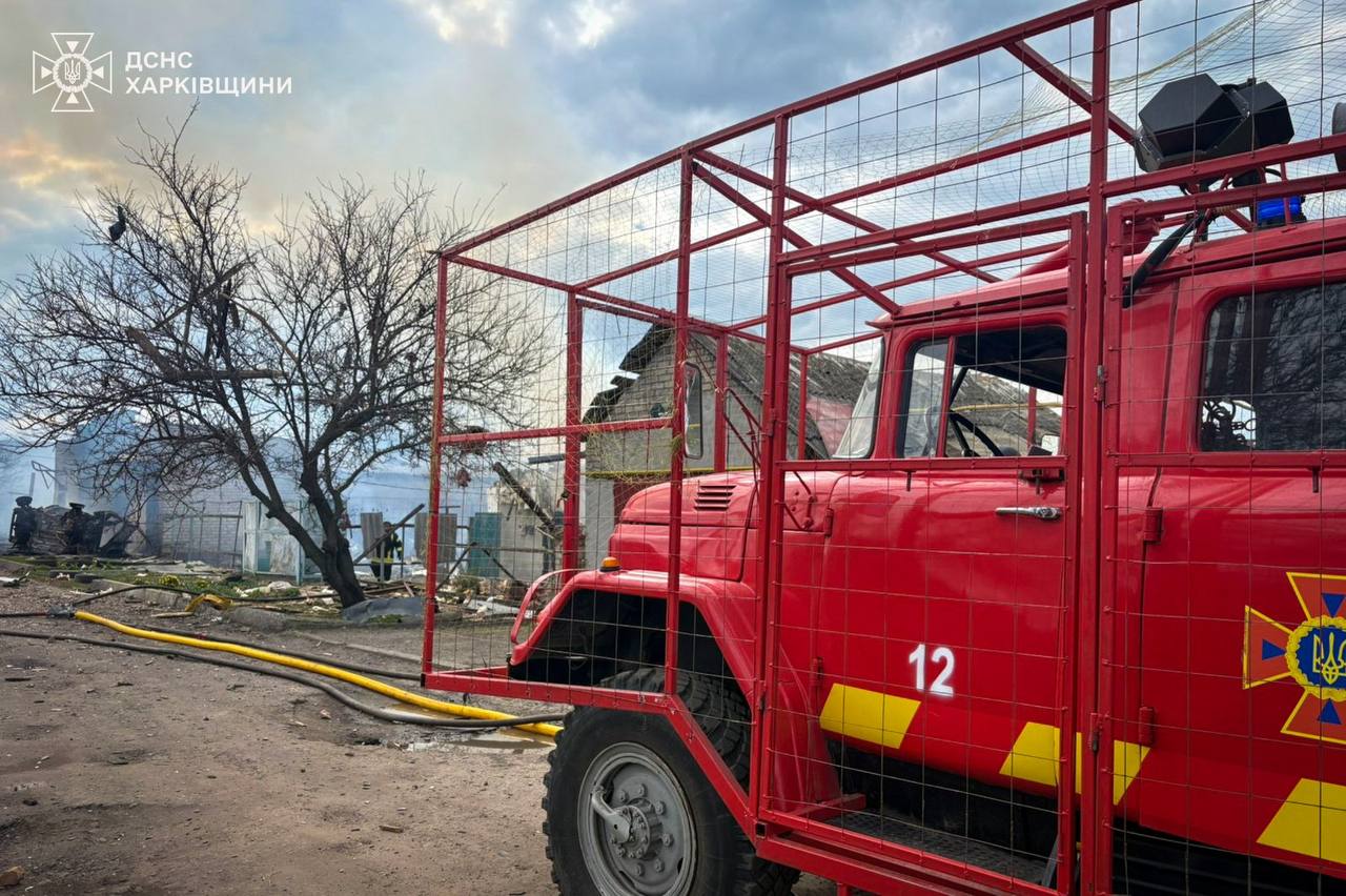 Вбили людину та спричинили пожежі у селищі Харківщини ударом безпілотника росіяни: Новини Харкова