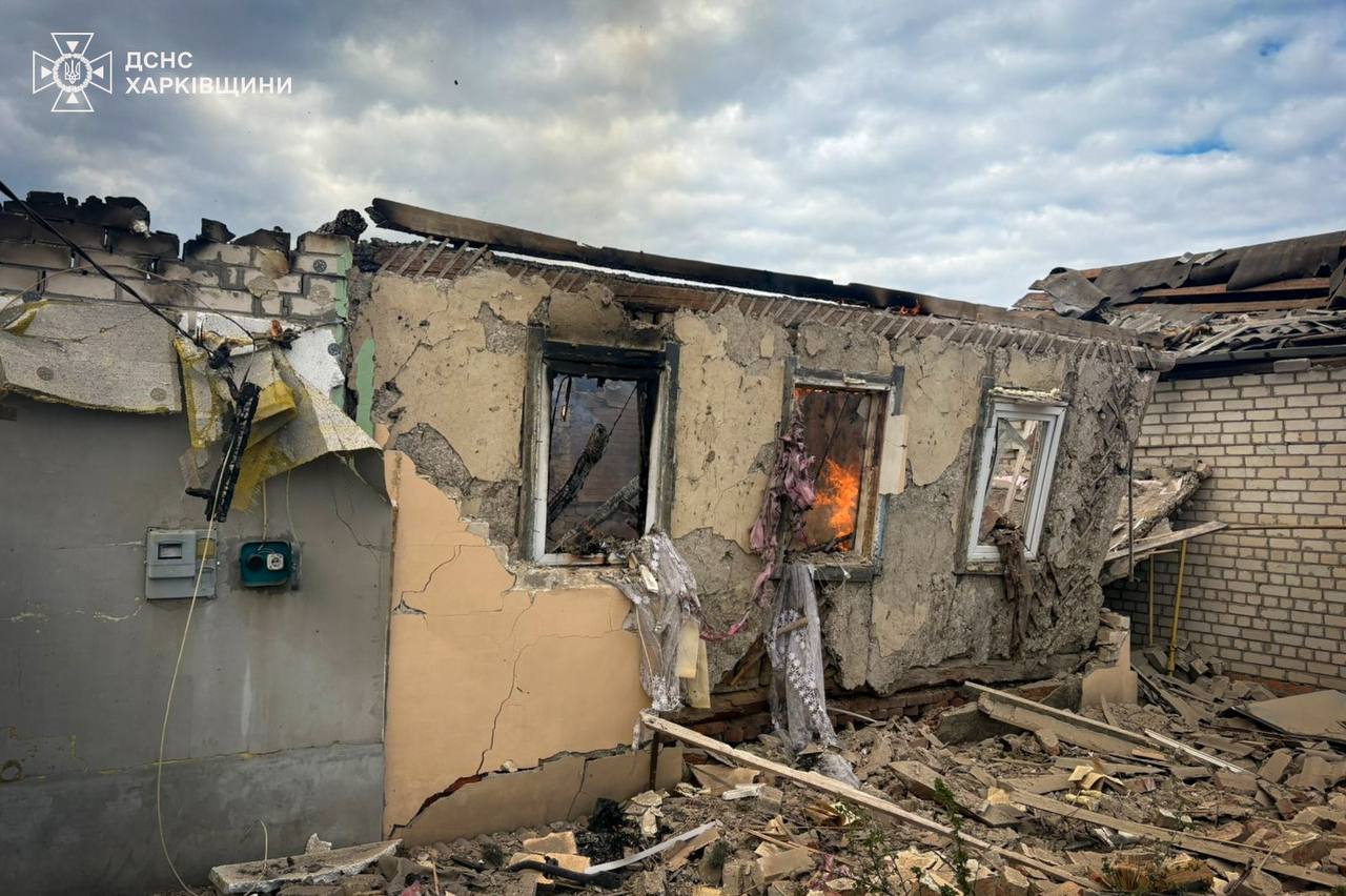 Вбили людину та спричинили пожежі у селищі Харківщини ударом безпілотника росіяни: Новини Харкова