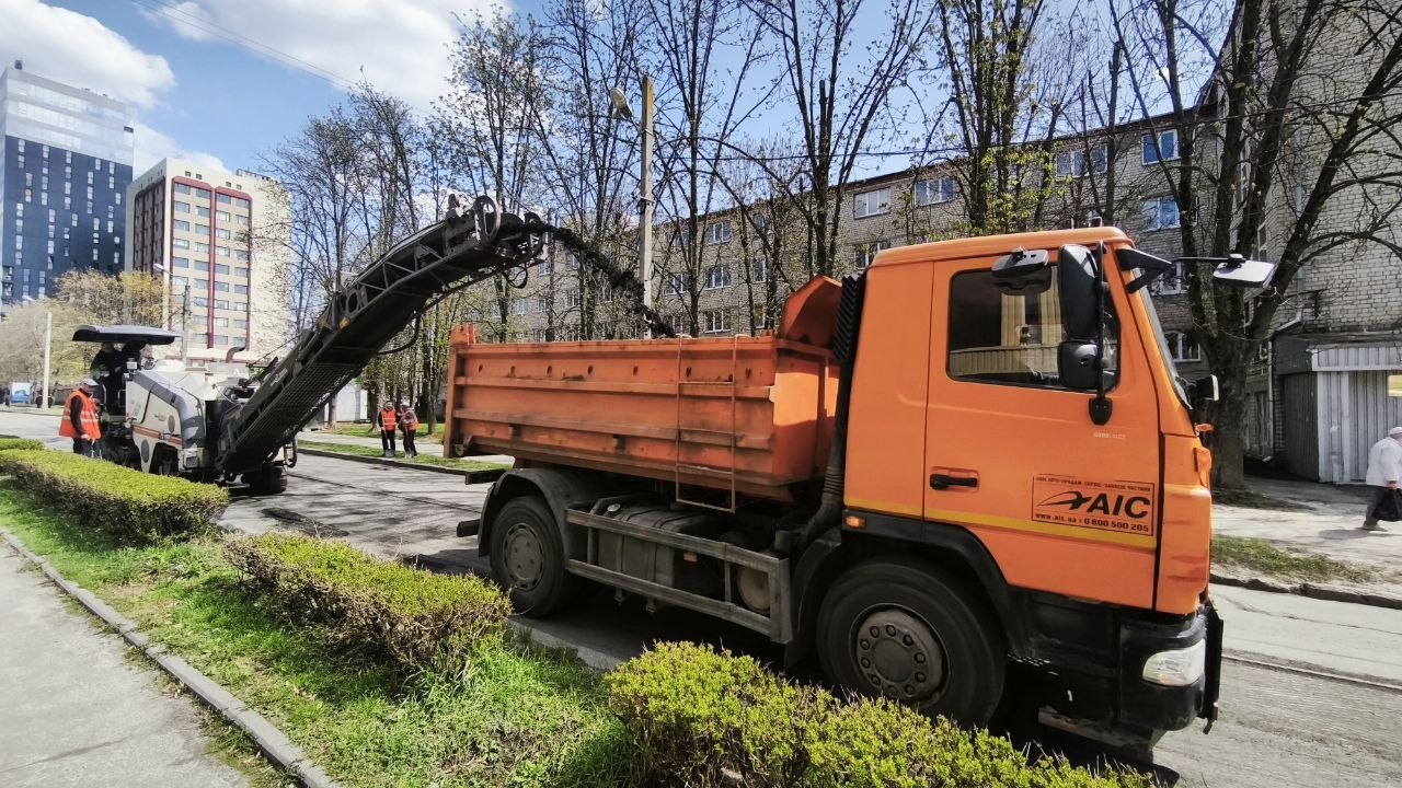 Ремонтують кілометр траси у Шевченківському районі дорожники: Новини Харкова