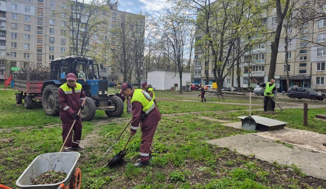 Висадили тисячі рослин та оновили двори комунальники міста: Новини Харкова