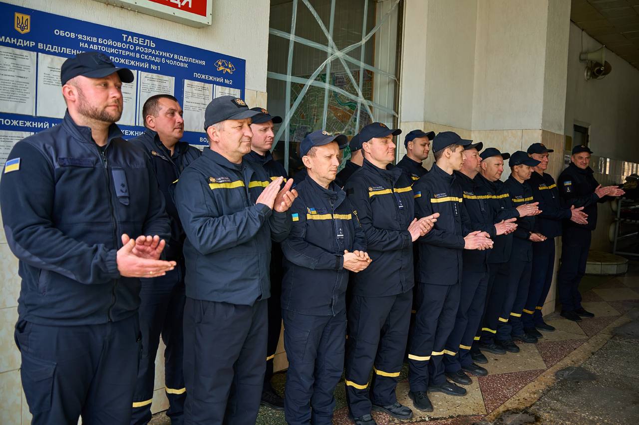 Привітали вогнеборців із Днем пожежної охорони містяни: Новини Харкова