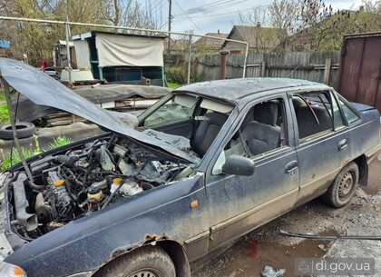 Ворог завдає ударів по цивільних автомобілях у Слатиному