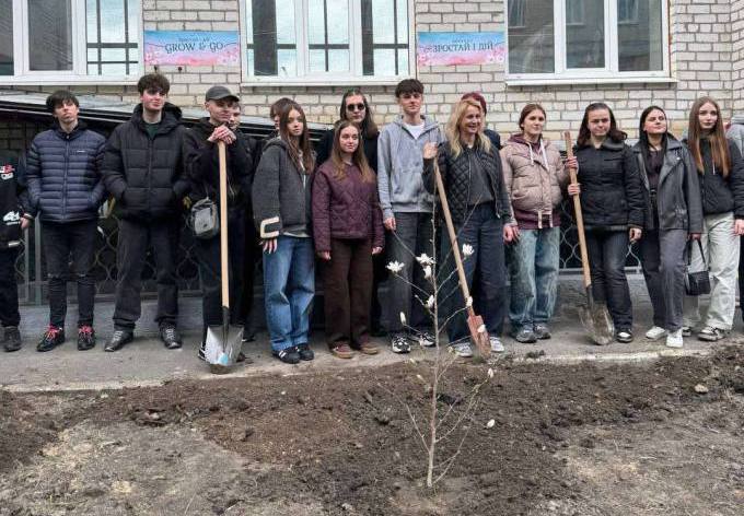 Новини Харкова: випускники висадили магнолії у ліцеї