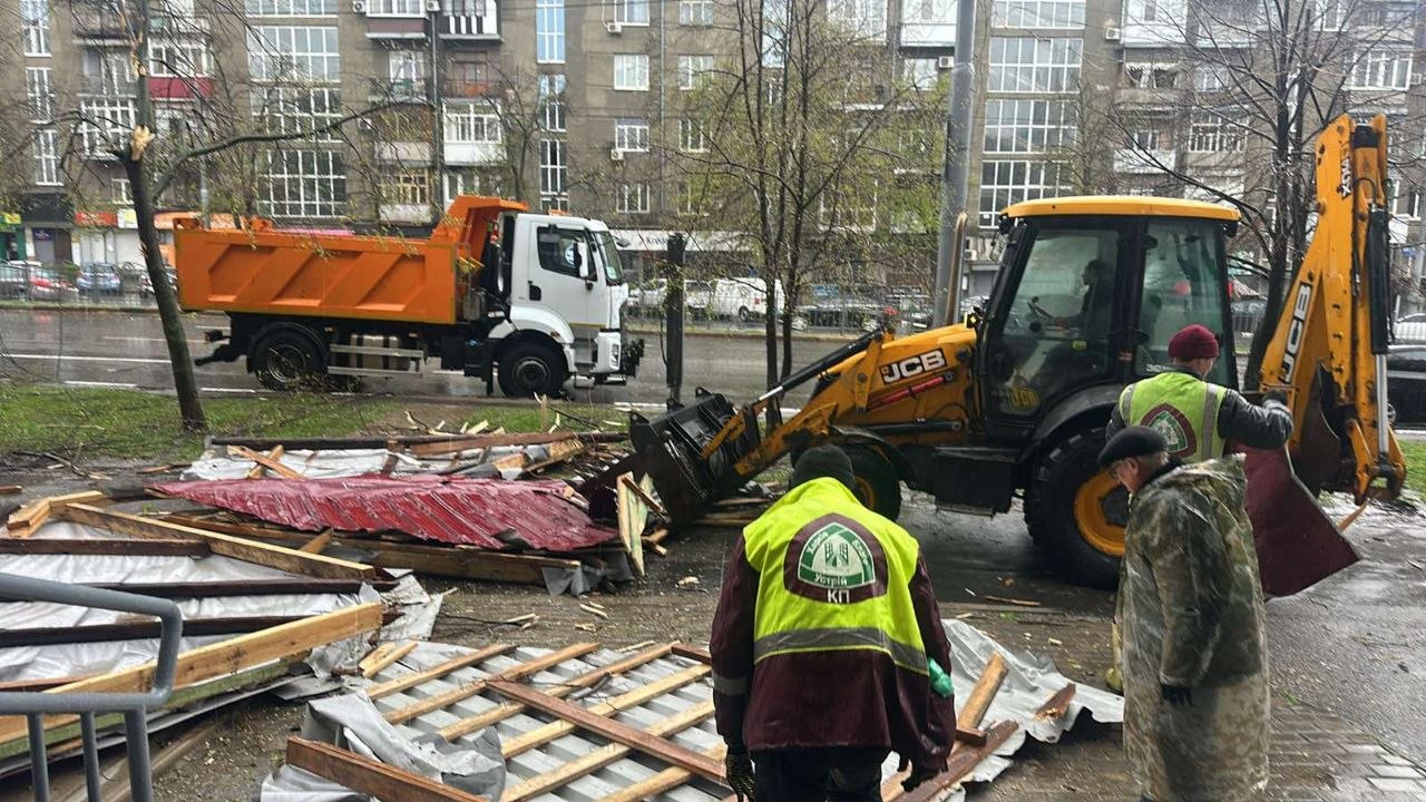 Також працівники КП ''Шляхрембуд'' прибирають уламки покрівель, які були пошкоджені внаслідок шквального вітру, й упорядковують території.