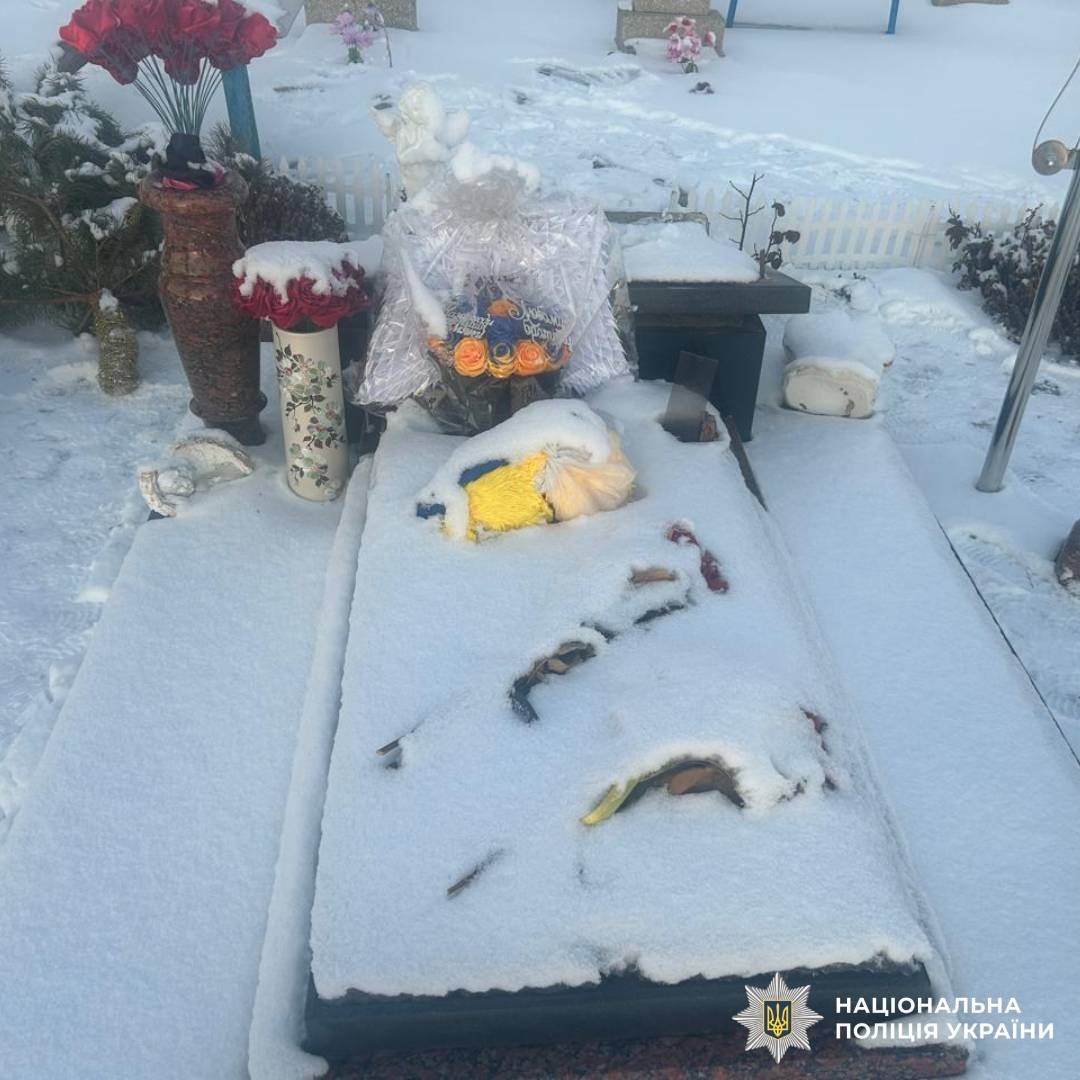 Пошкодили могилу українського воїна вандали: Новини Харкова