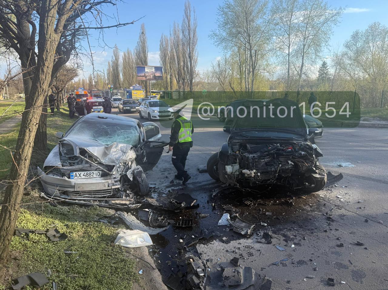 Розбилися дві легкові автівки на харківському проспекті: Новини Харкова