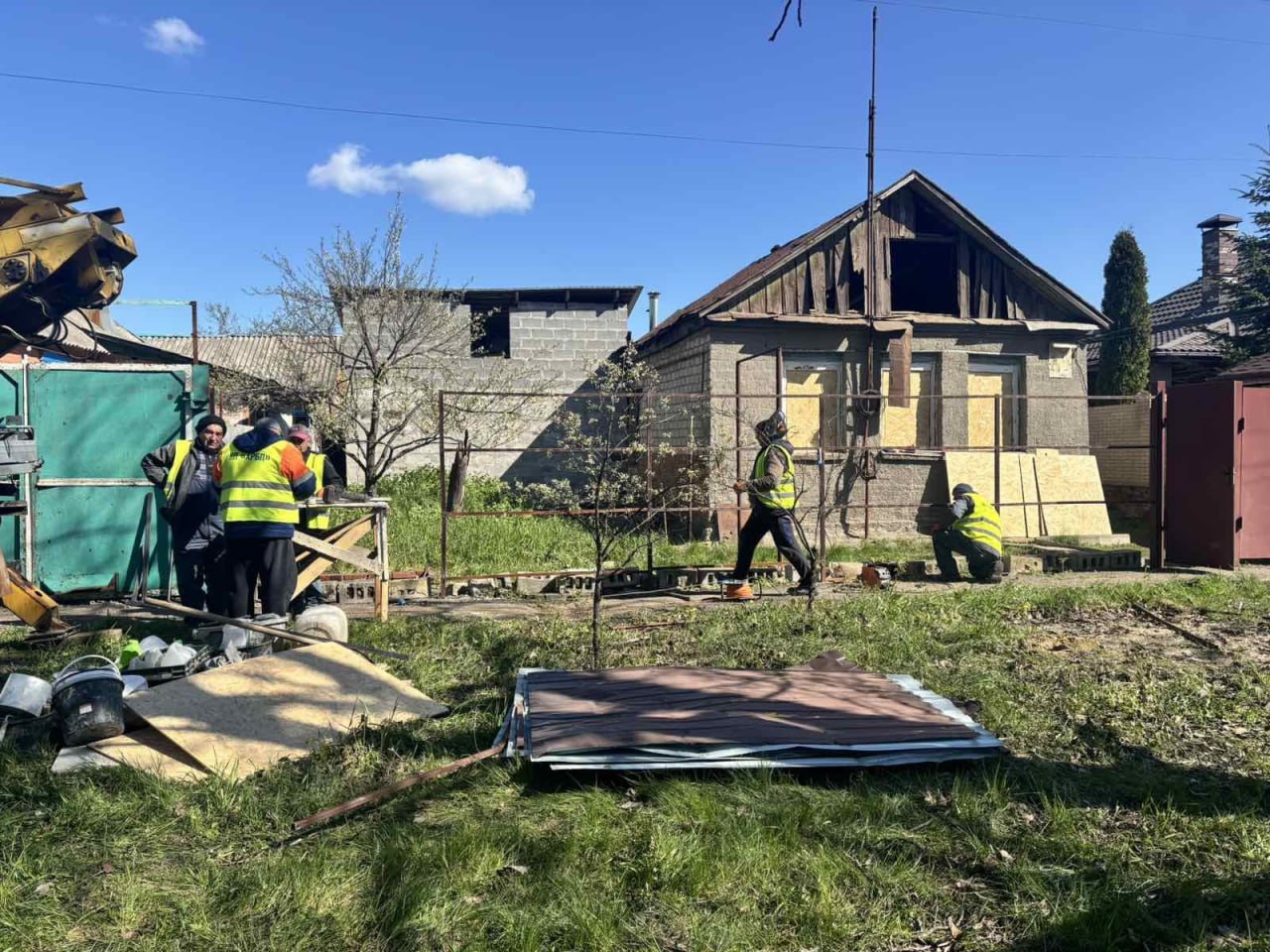 Постраждали десятки будинків через ворожу атаку та відновлюються комунальниками у Немишлянському районі міста: Новини Харкова