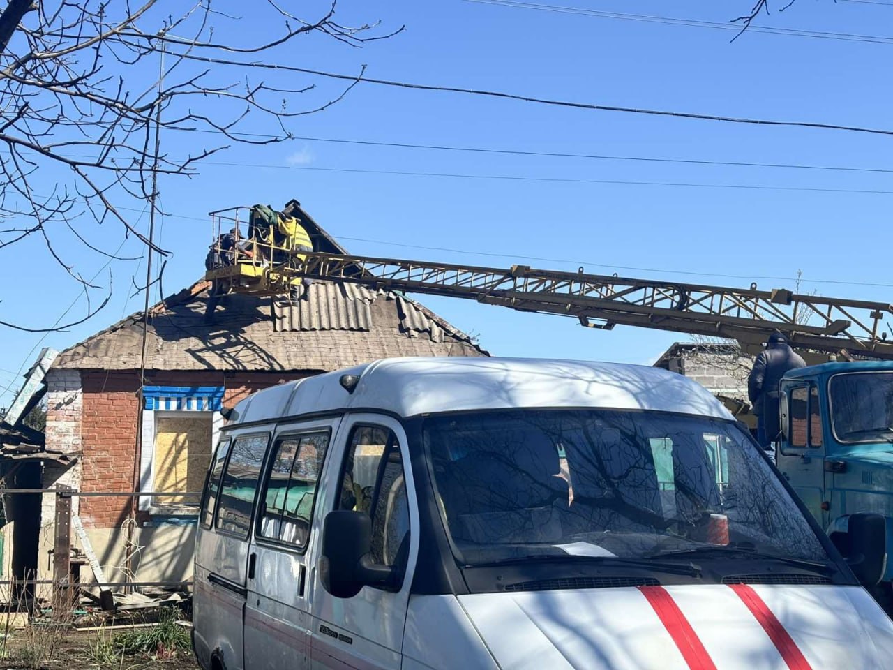 Постраждали десятки будинків через ворожу атаку та відновлюються комунальниками у Немишлянському районі міста: Новини Харкова