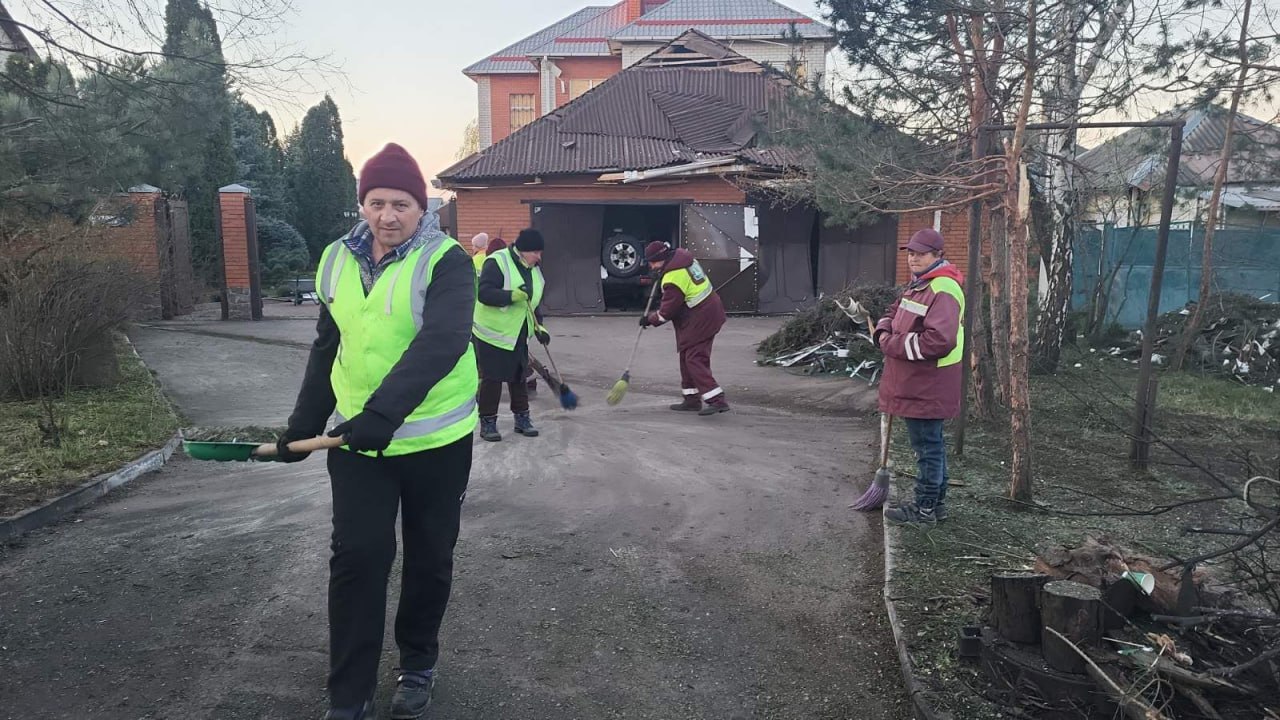 Постраждали десятки будинків через ворожу атаку та відновлюються комунальниками у Немишлянському районі міста: Новини Харкова