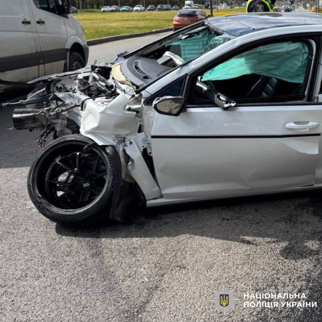 Врізався у стовп Volkswagen, двоє людей потрапили до лікарні: Новини Харкова