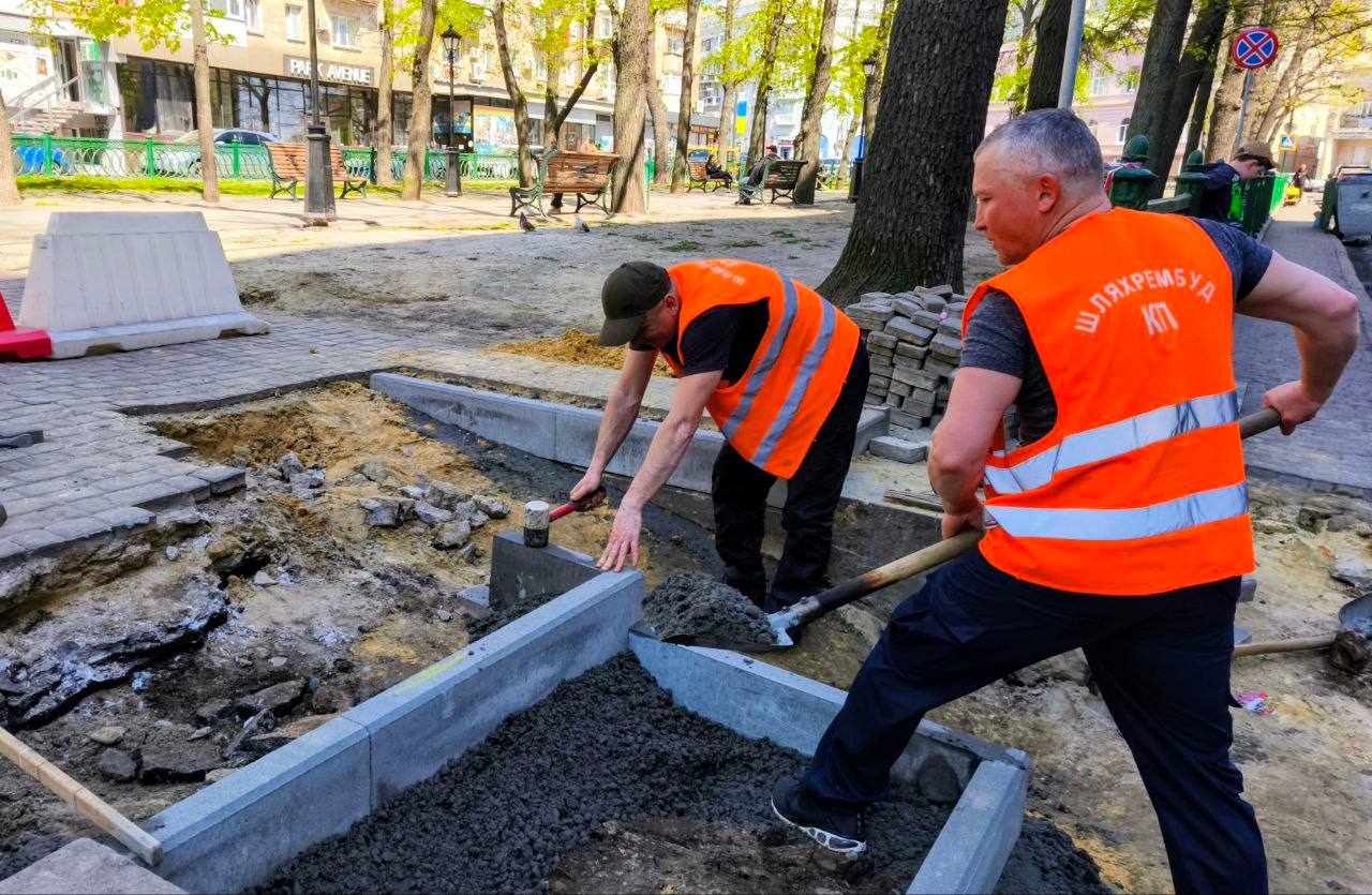 Відновляють покриття у центрі містя дорожники: Новини Харкова