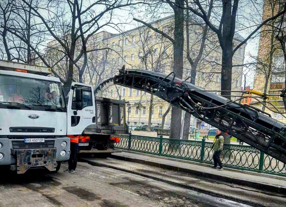 Відновляють покриття у центрі містя дорожники: Новини Харкова