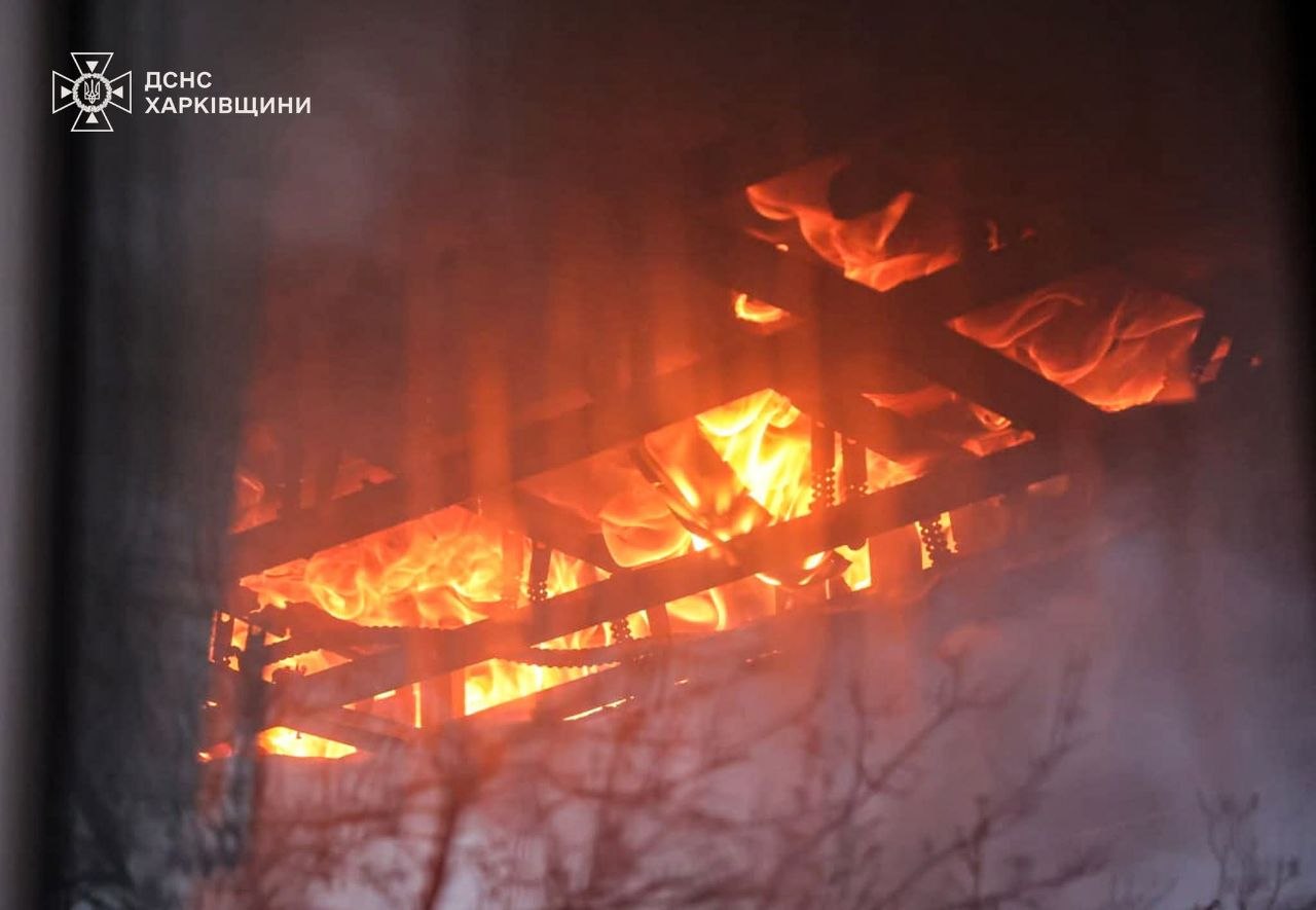 Гасять третю годину масштабну пожежу в Київському районі ряувальники: Новини Харкова