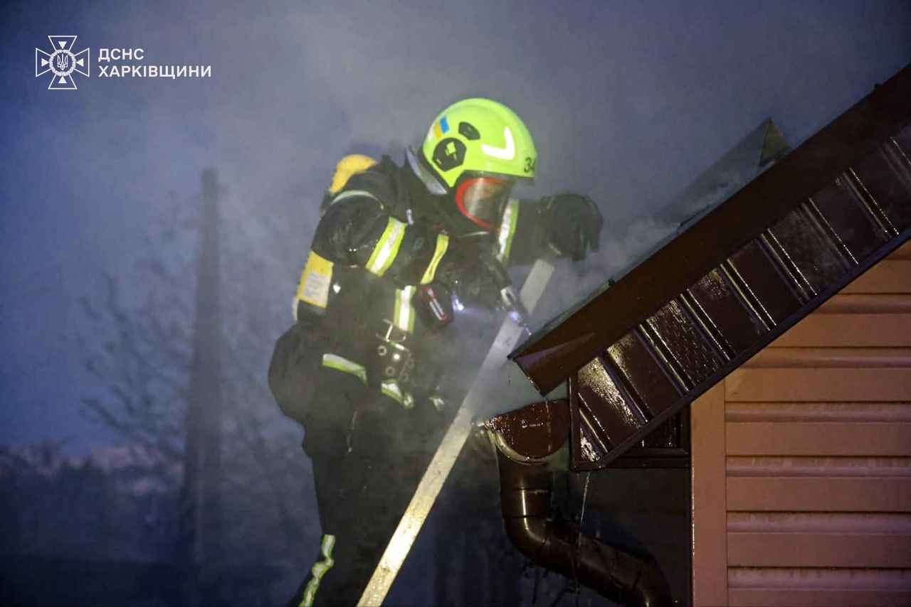 Гасять третю годину масштабну пожежу в Київському районі ряувальники: Новини Харкова