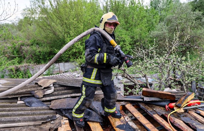 Рятувальники ліквідували пожежу після атаки БпЛА у Харкові