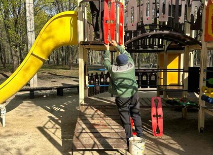 У парках та скверах Харкова ремонтують майданчики та висаджують дерева