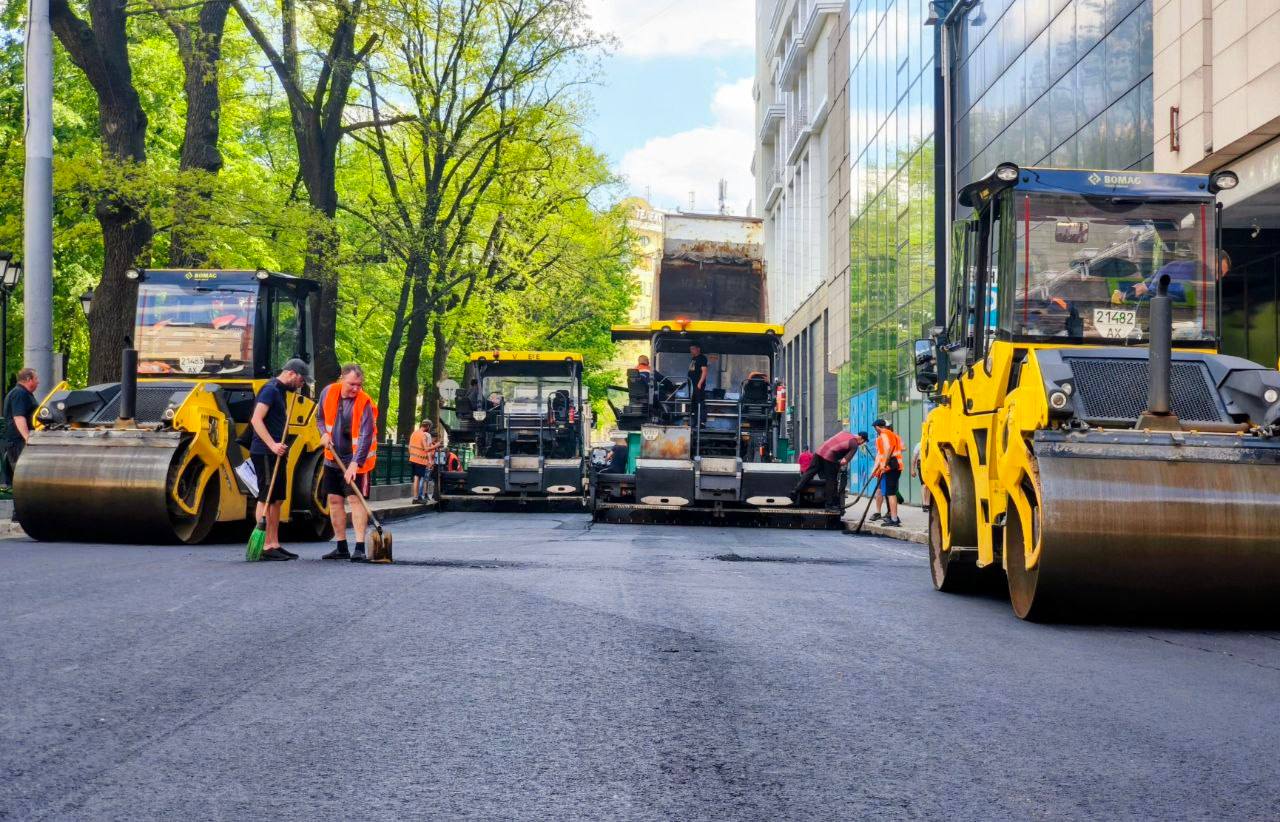 Відремонтували тисячі квадратних метрів покриття площі у центрі міста комунальники: Новини Харкова