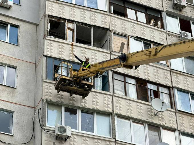 У Салтівському районі Харкова комунальні служби ліквідовують наслідки ранкової атаки