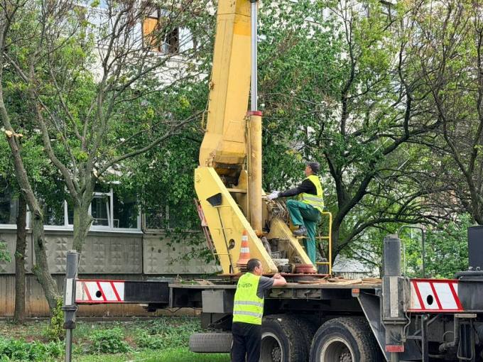 У Салтівському районі Харкова комунальні служби ліквідовують наслідки ранкової атаки