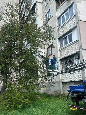 У Салтівському районі Харкова комунальні служби ліквідовують наслідки ранкової атаки