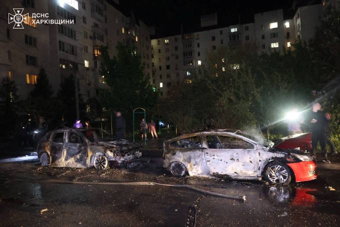 У Харкові після ударів дронів згоріли автомобілі