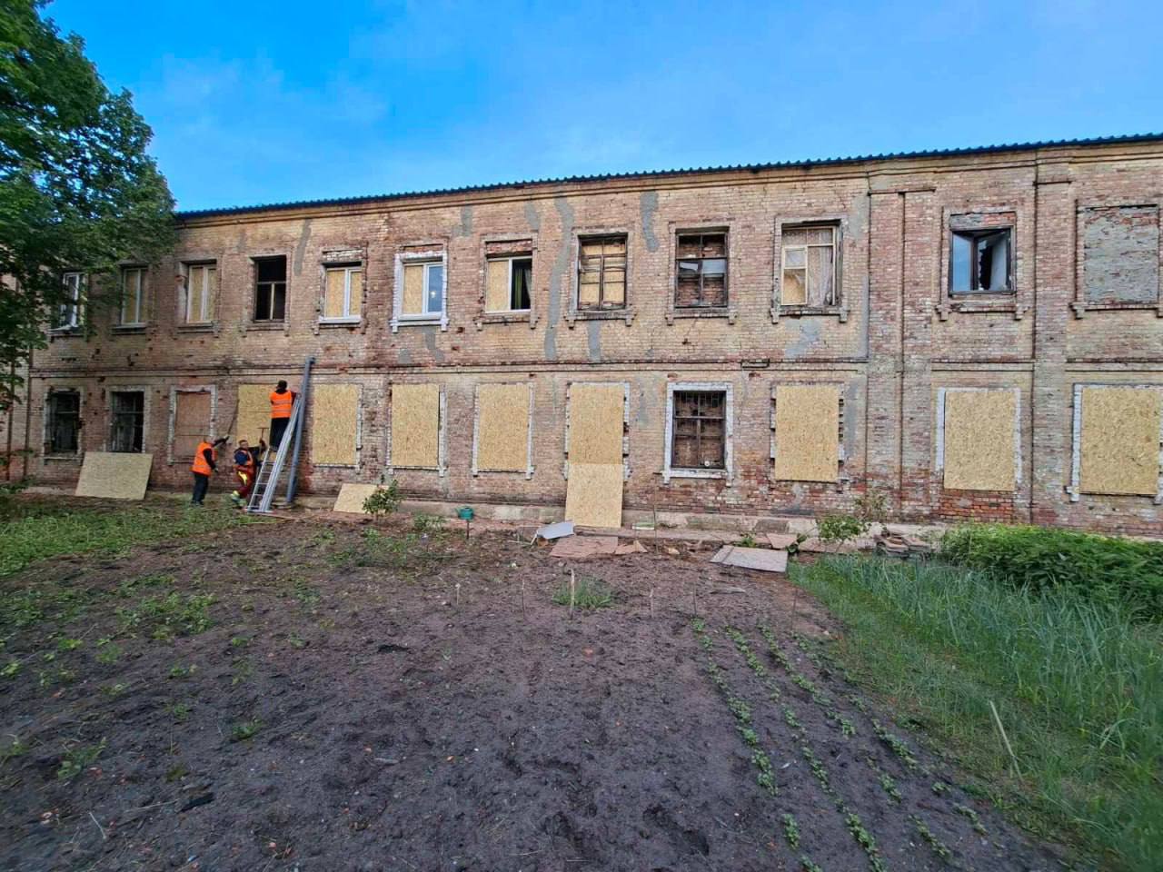 Новини Харкова: після атаки відновлюють будинки