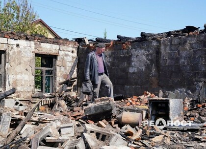 Наслідки ранкового удару по Новобаварському району Харкова: зруйнований будинок і пожежа