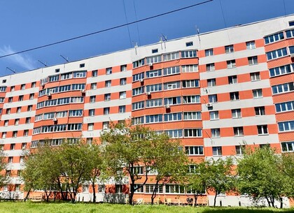 Відновлення триває: у Харкові ремонтують пошкоджену багатоповерхівку на Леся Сердюка