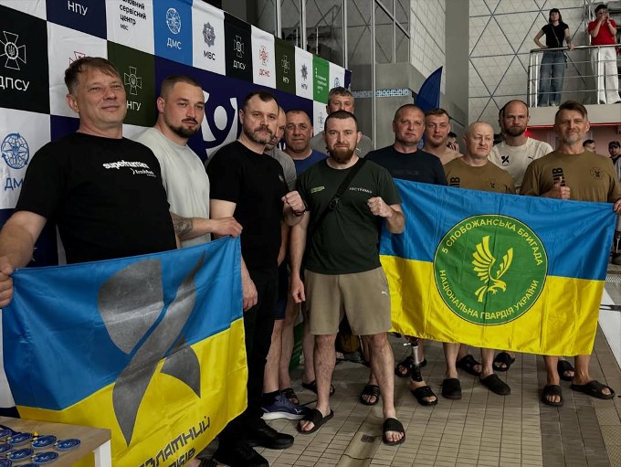 Новини Харкова: гвардійці змагались у плаванні
