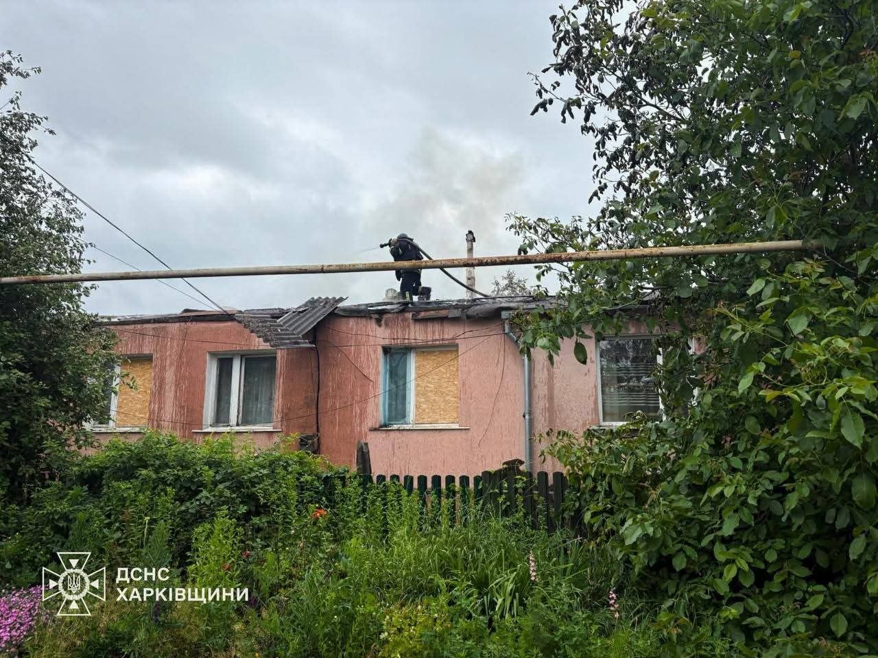 Спалахнув будинок, потрощено двори в наслідок ранкового обстрілу Великого Бурлука: Новини Харкова