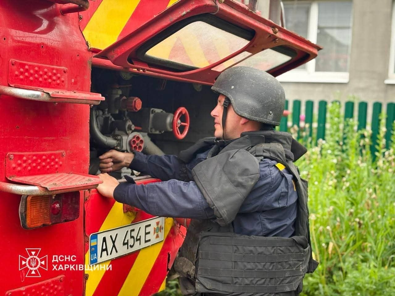 Спалахнув будинок, потрощено двори в наслідок ранкового обстрілу Великого Бурлука: Новини Харкова