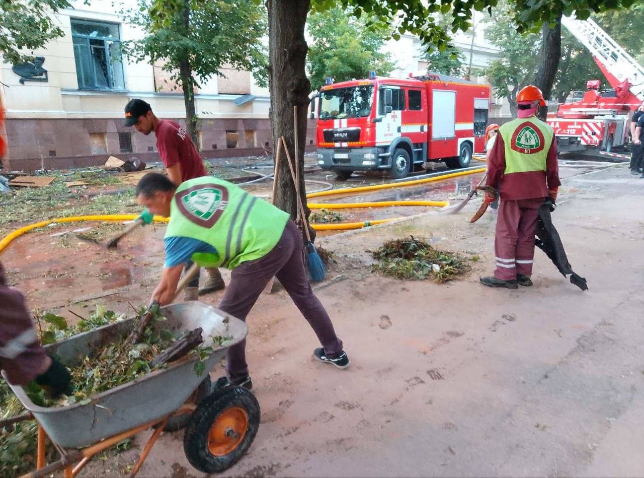 Ліквідують наслідки удару росіян харківські комунальники: Новини Харкова