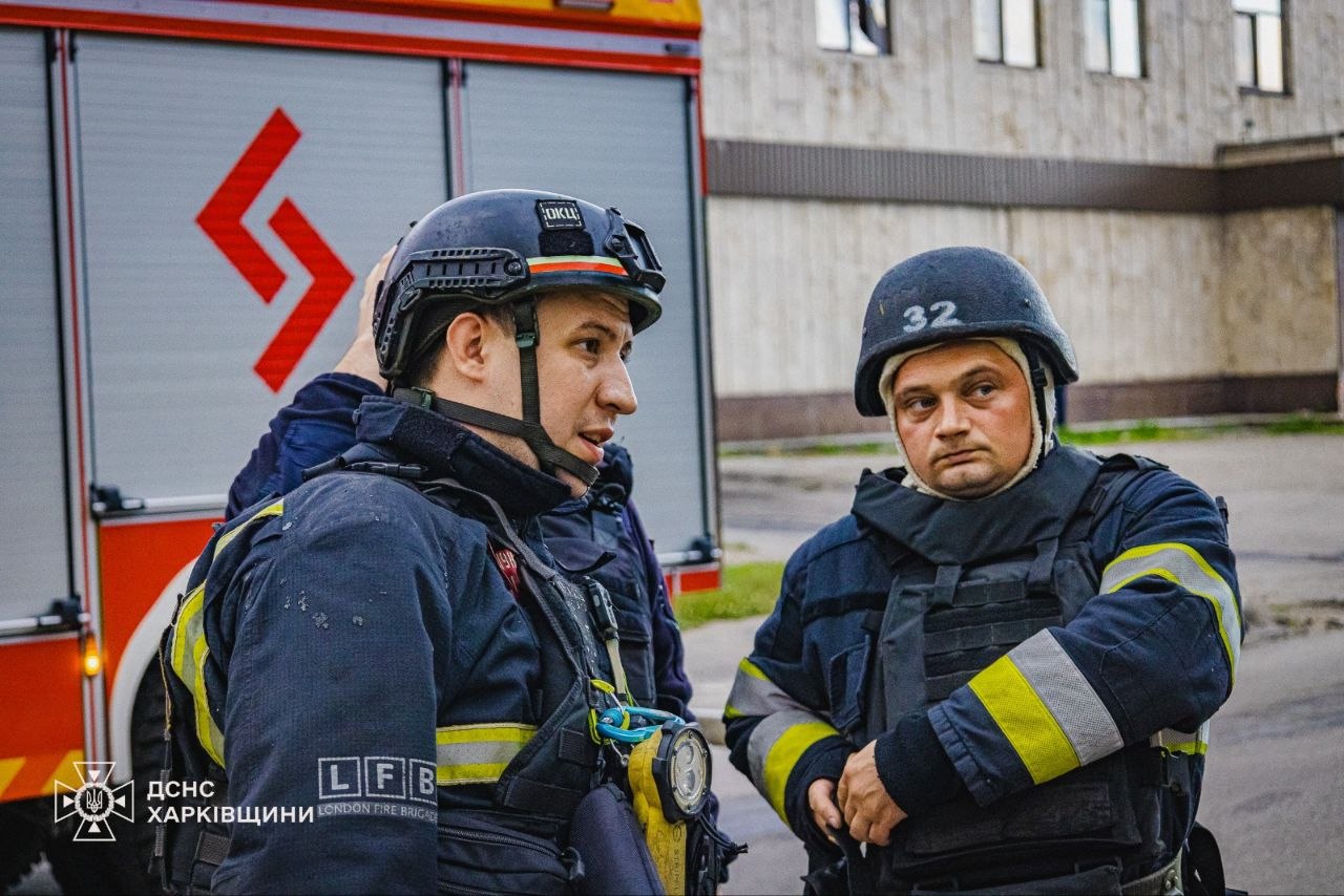 Загасили спричинену ворогом пожежу на підприємстві вогнеборці: Новини Харкова