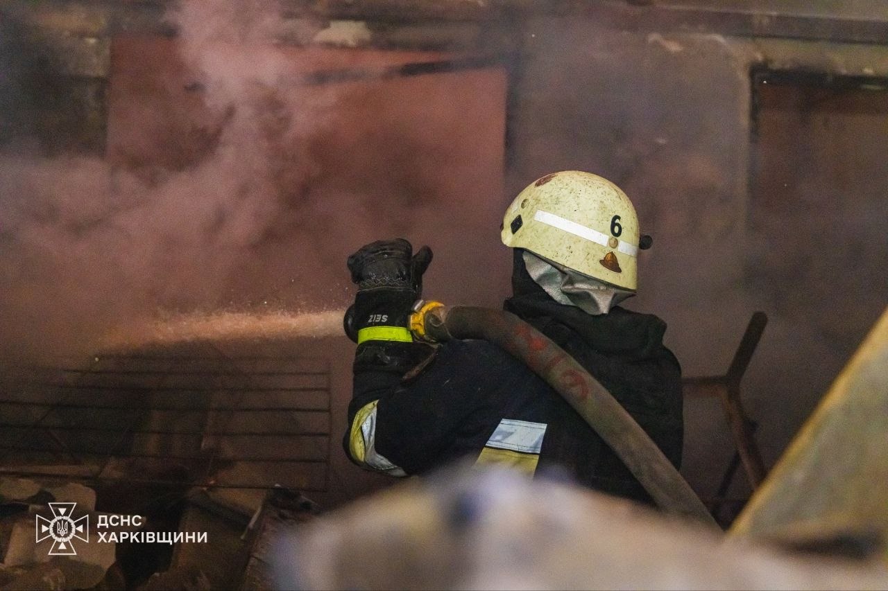 Загасили спричинену ворогом пожежу на підприємстві вогнеборці: Новини Харкова