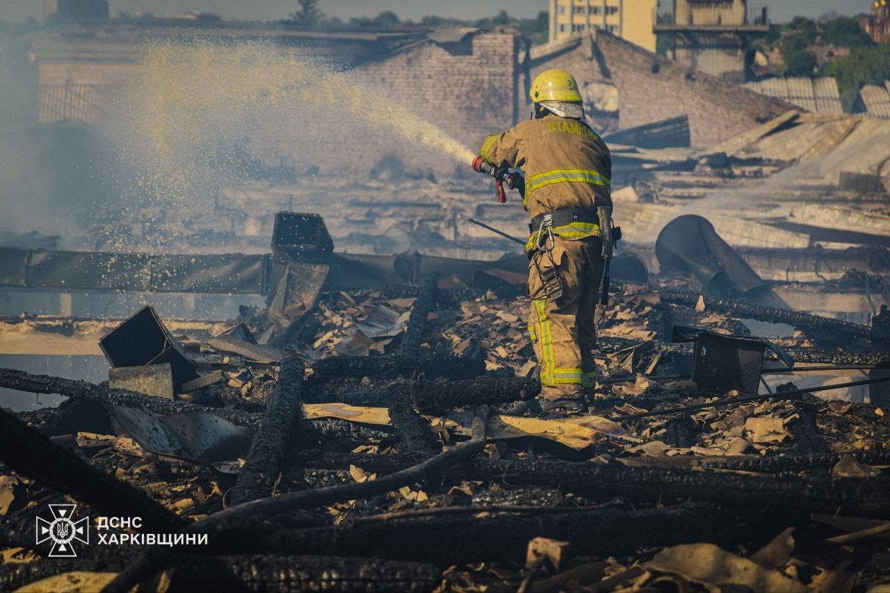 Загасили спричинену ворогом пожежу на підприємстві вогнеборці: Новини Харкова