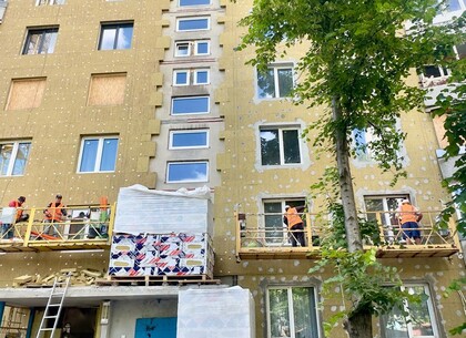 На Велозаводській триває відновлення будинку, пошкодженого внаслідок ворожої атаки