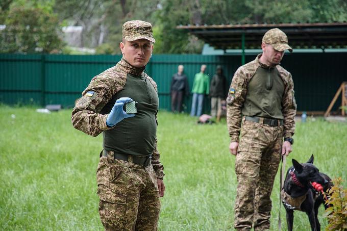 Гвардійські кінологи «Скіфів» удосконалюють підготовку службових собак