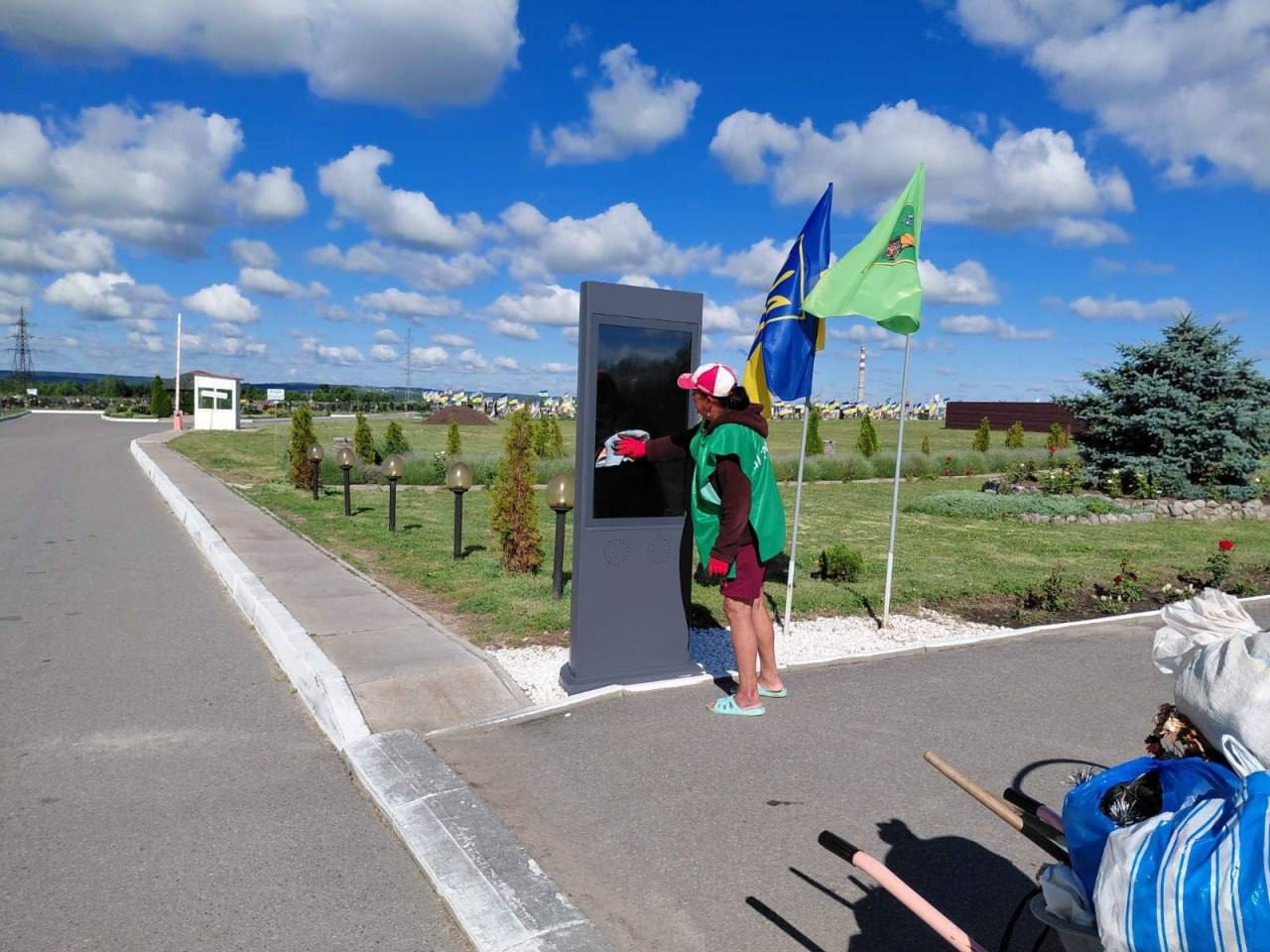 Прибрали кладовища та військові поховання комунальники: Новини Харкова