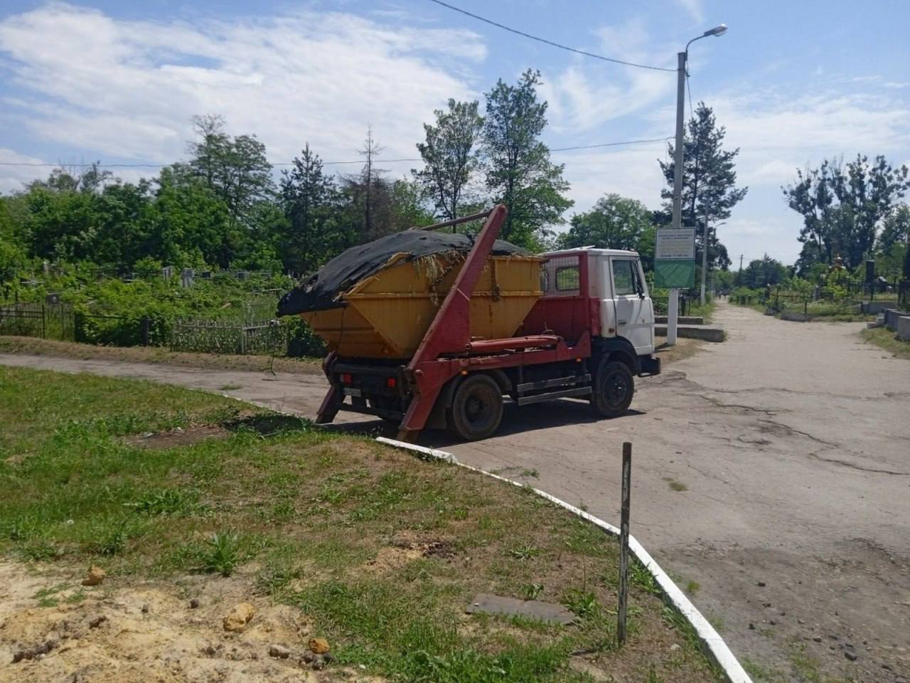 Прибрали кладовища та військові поховання комунальники: Новини Харкова