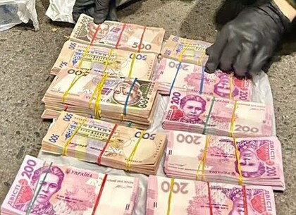 Силовики затримали трьох топпосадовців автодору та вилучили купу валюти
