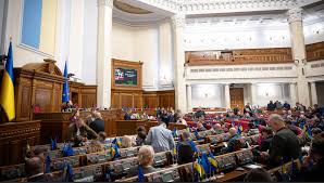 Енергетики — тільки з 18 років та штрафи на сотні тисяч: в Україні готують жорсткі обмеження для популярних напоїв