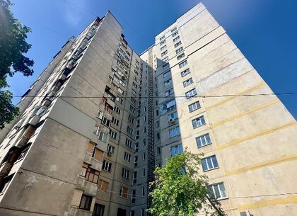 У Харкові відновлюють пошкоджену обстрілами 16-поверхівку на Північній Салтівці (фото)