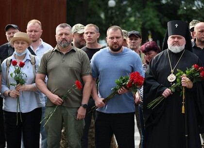 У Харкові до Дня Конституції поклали квіти до пам'ятника загиблим захисникам України