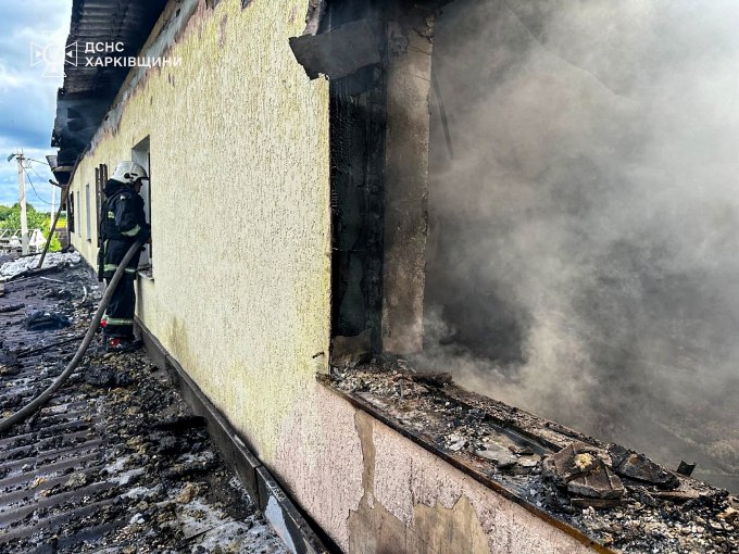 Новини Харкова: рятувальники загасили пожежу після удару по Золочеву