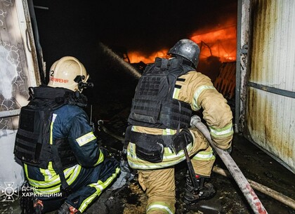 У Харкові досі гасять масштабну пожежу після атаки дронів на Холодногірський район (фото)