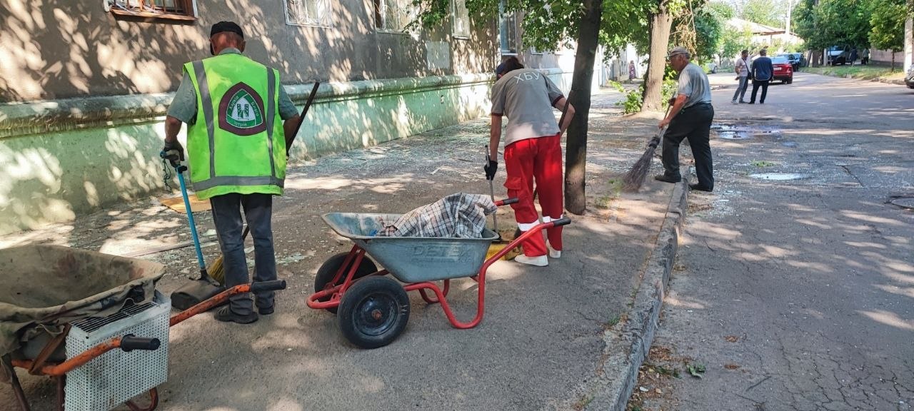 Ліквідують наслідки кривавого авіаудару та консультують містян у Холодногірському районі комунальники: Новини Харкова