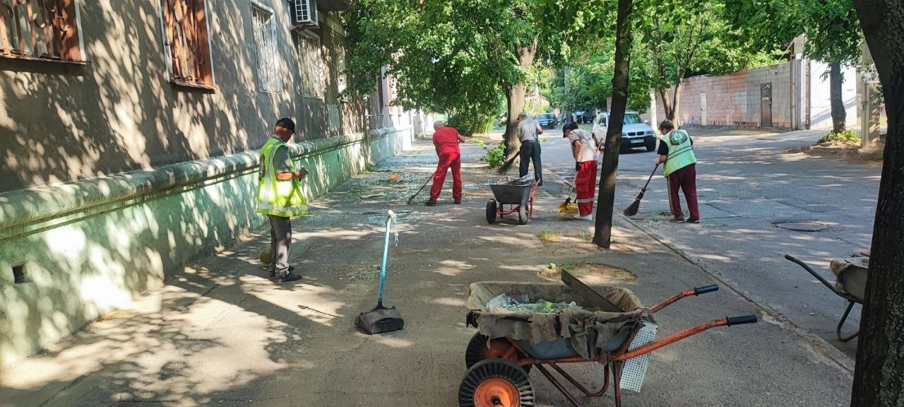 Ліквідують наслідки кривавого авіаудару та консультують містян у Холодногірському районі комунальники: Новини Харкова