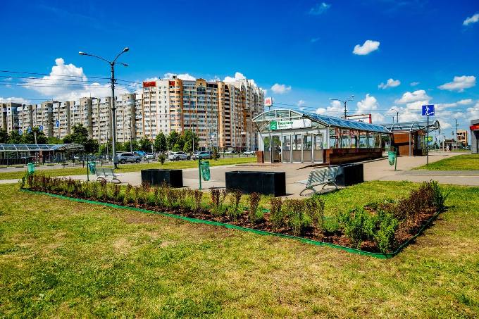 Новини Харкова: біля чотирьох станцій метро з'явилися клумби